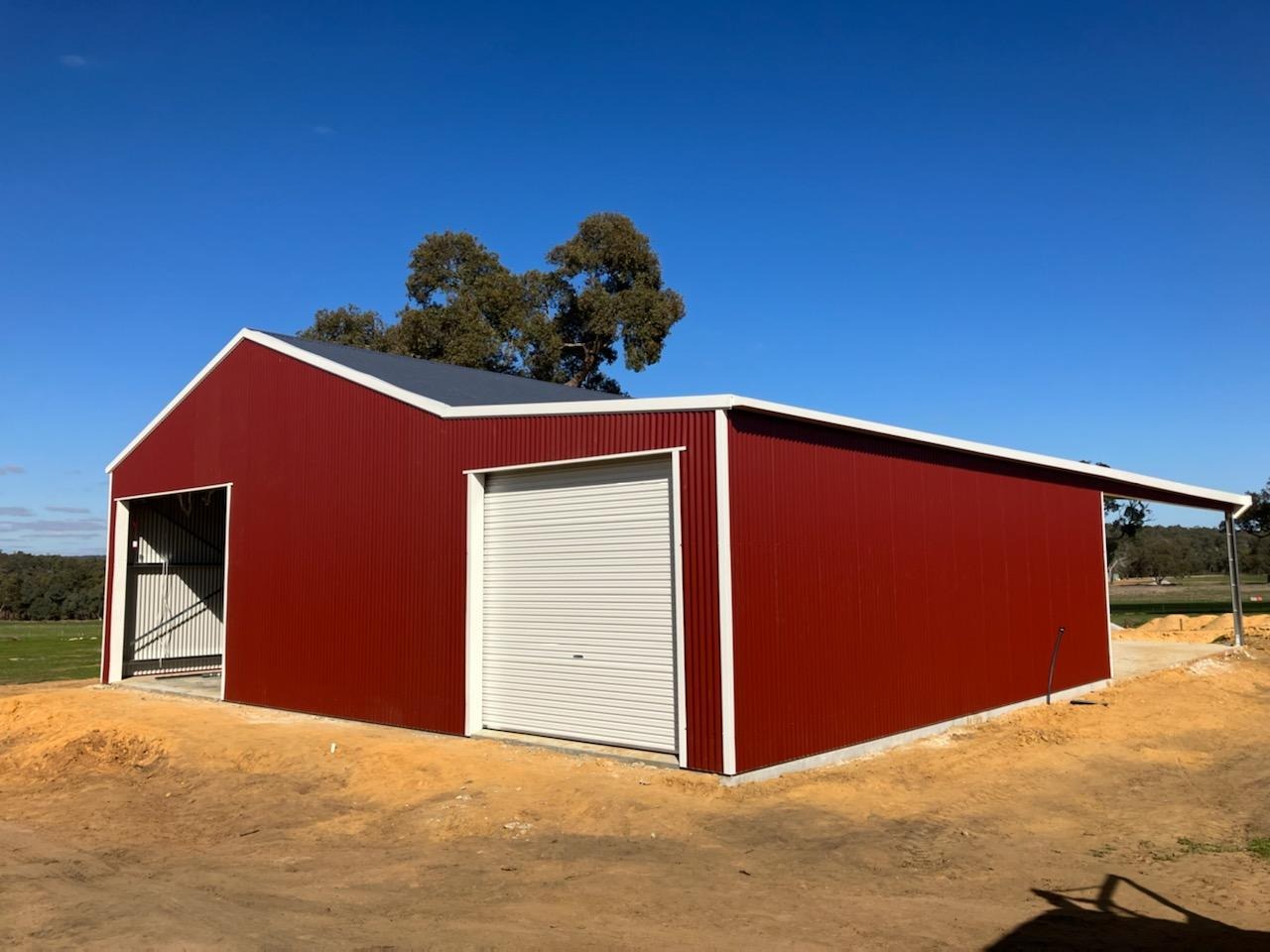 Gable shed with partially enclosed lean-to